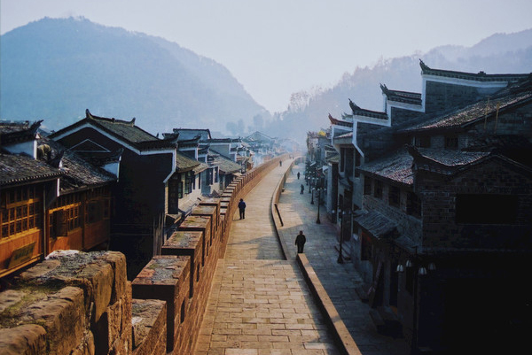 north-gate-wall-fenghuang-ancient-town-vemaybay123