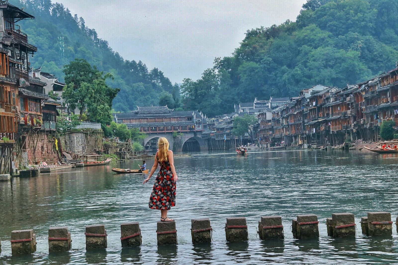 stepping-stone-bridge-fenghuang-ancient-town-vemaybay123