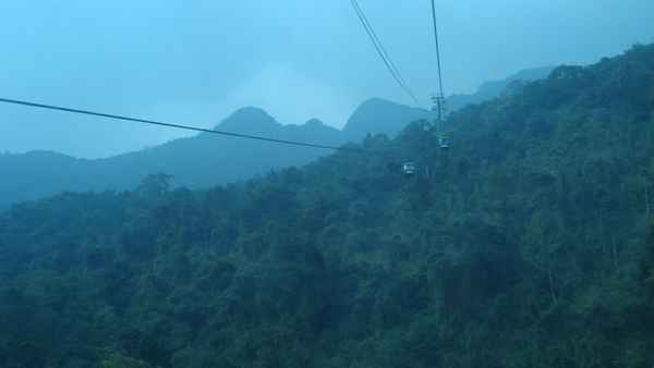 Đi cáp treo lên núi Yên Tử