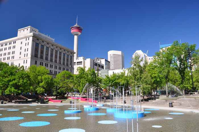 Tháp Calgary là tháp cao thứ hai Canada, chỉ sau tháp CN