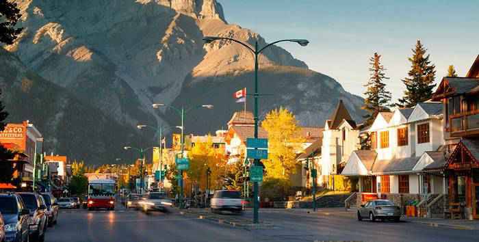 Cung đường núi Rocky Mountain thị trấn Jasper tới thị trấn Banff cách thành phố Calgary 1,5 tiếng chạy xe về phía Đông.