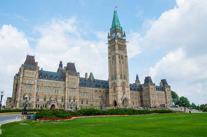 Tòa nhà quốc hội (Parliament Hill) nằm trên một ngọn đồi 50 mét cao nhìn ra sông Ottawa.