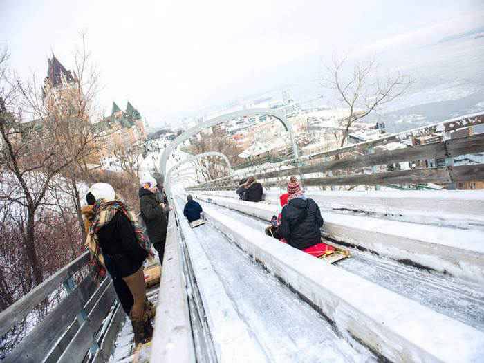 Bạn có thể đi bộ hoặc trượt xuống những bậc thang bằng gỗ Dufferin