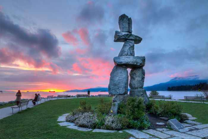 Cột mốc bằng đá, Inuksuk, do các cư dân nguyên trú dựng lên tại vịnh English.
