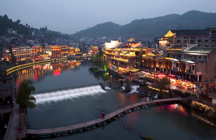 Fenghuang-Ancient-Town-Jiang-River-vemaybay123