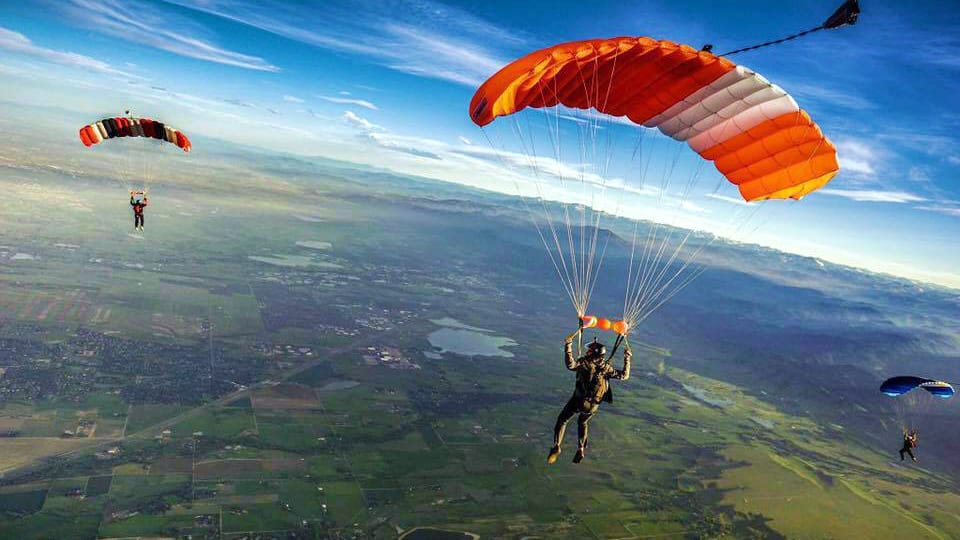 Mile-Hi-Skydiving-Center-longmont-colorado-vemaybay123