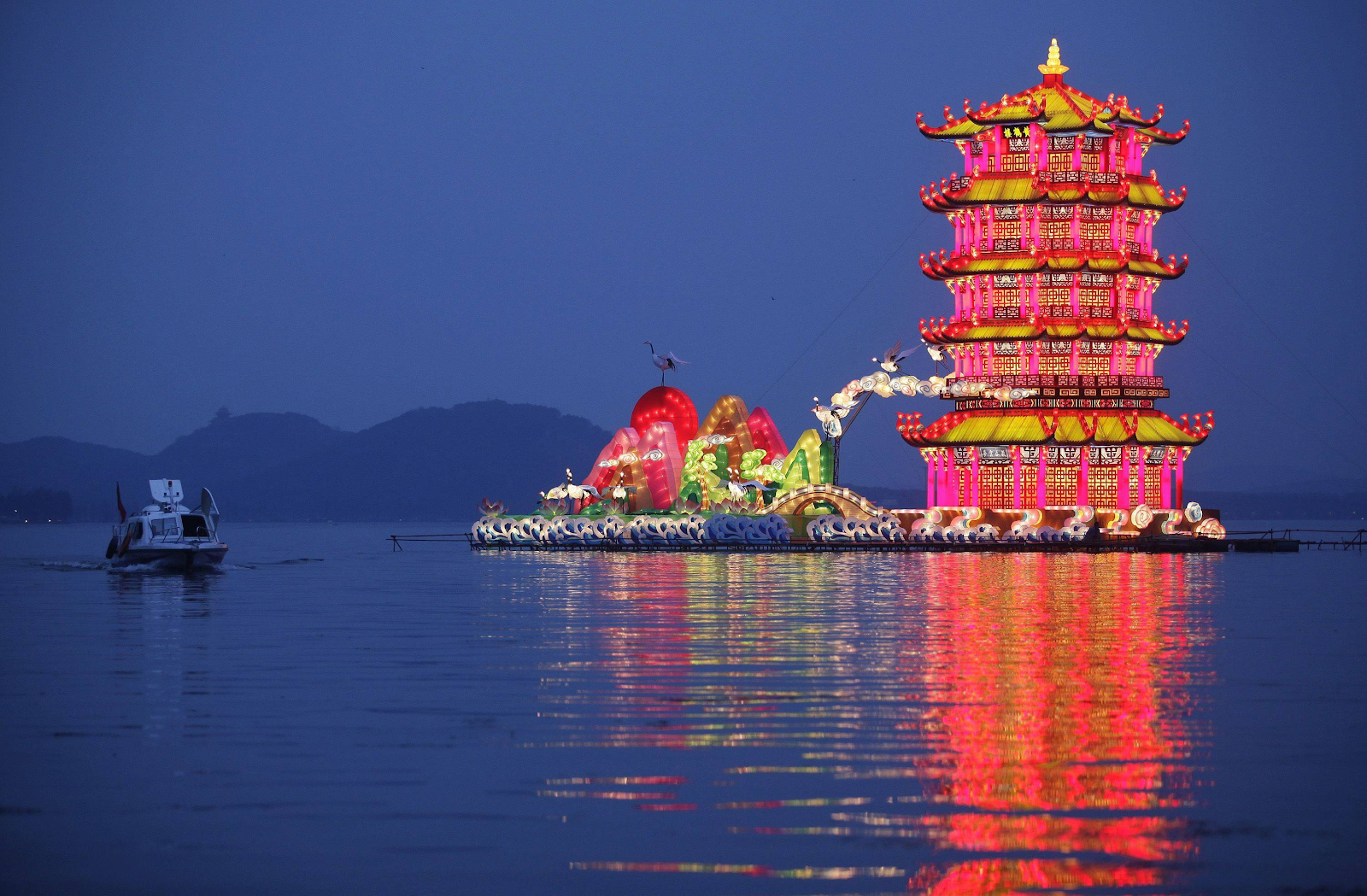 Ngọn đèn hoa đăng khổng lồ Yellow Crane Tower trên sông Vũ Hán